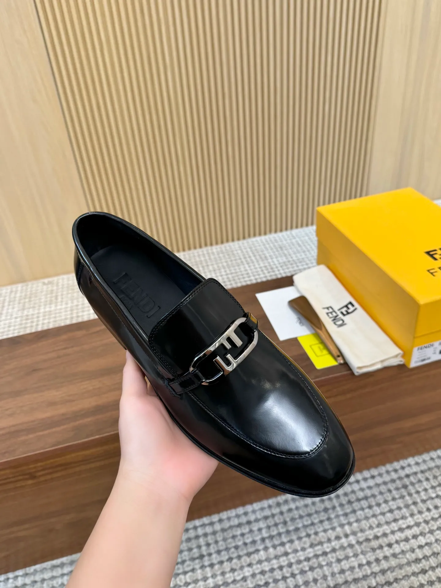 [FENDI] Top P: 980💰 ▪️Size: Men's 39-44. (Customized at 38.45.46) Fendi men's business casual leather shoes Imported brand cloth/calfskin/open edge beads/brand logo printing -Inside: Comfortable cowhide lining -Outsole: Genuine leather outsole with rubber backing embedded in the heel, perfect injection molding -Ultra-high quality control·Fine workmanship: highlighted (high-end·luxury·grade)